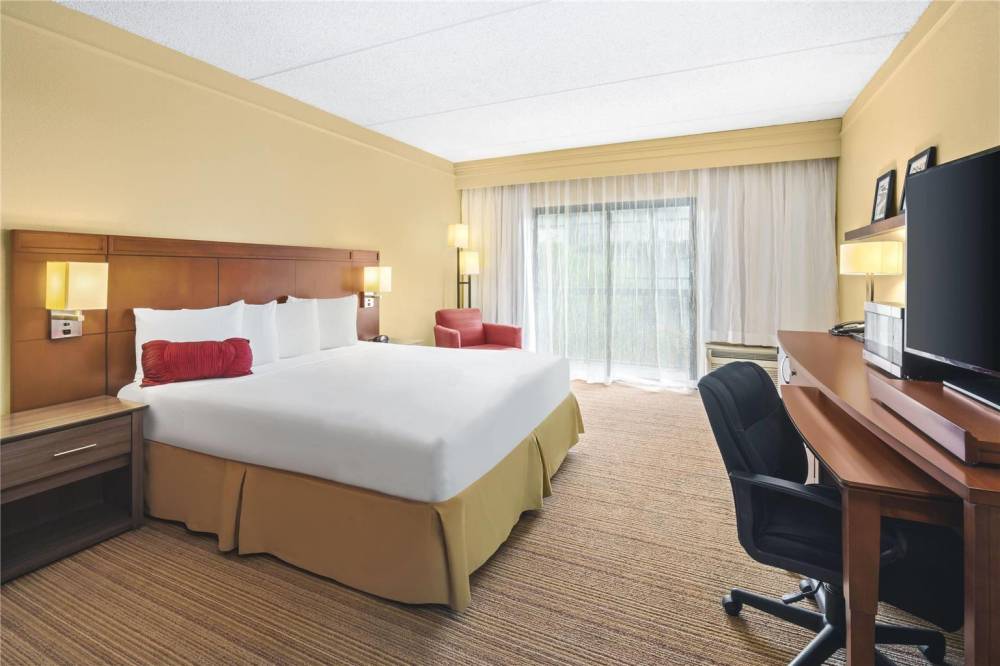 Super 8 By Wyndham Dallas Love Field Airport 4