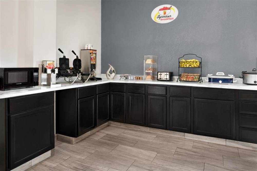 Super 8 By Wyndham Des Moines 3