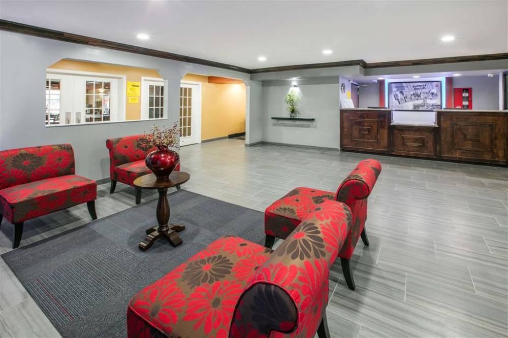 Super 8 By Wyndham Farmers Branch/north Dallas 2