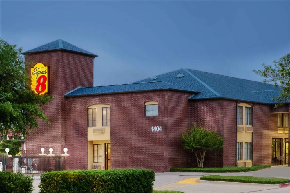 Super 8 By Wyndham Farmers Branch/north Dallas