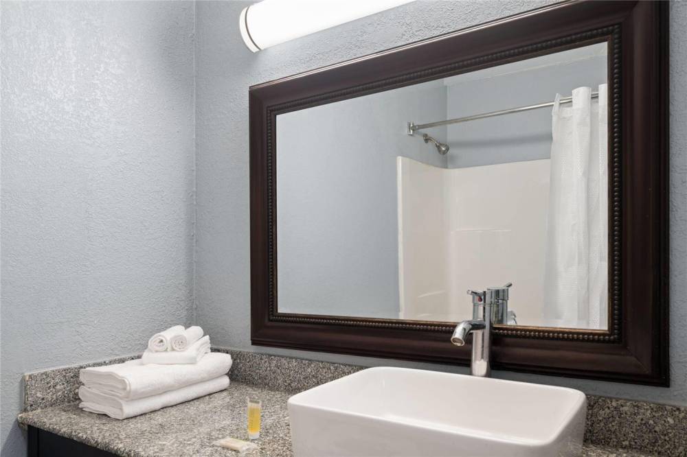 Super 8 By Wyndham Fort Wayne 7