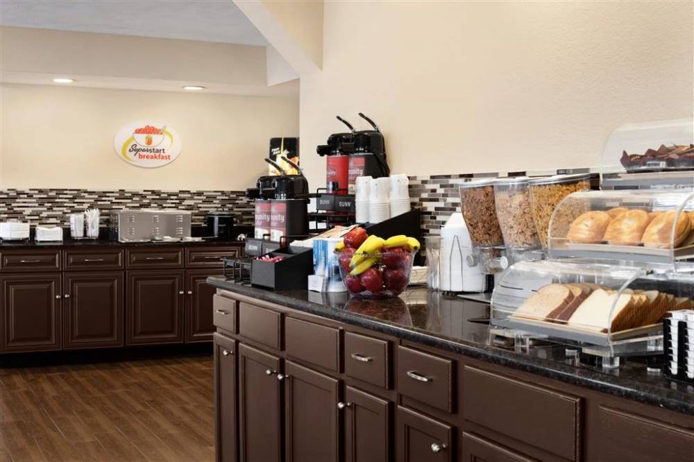 Super 8 By Wyndham Gulfport Biloxi Airport 3