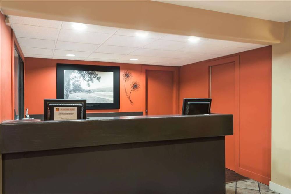 Super 8 By Wyndham Kelowna Bc 3