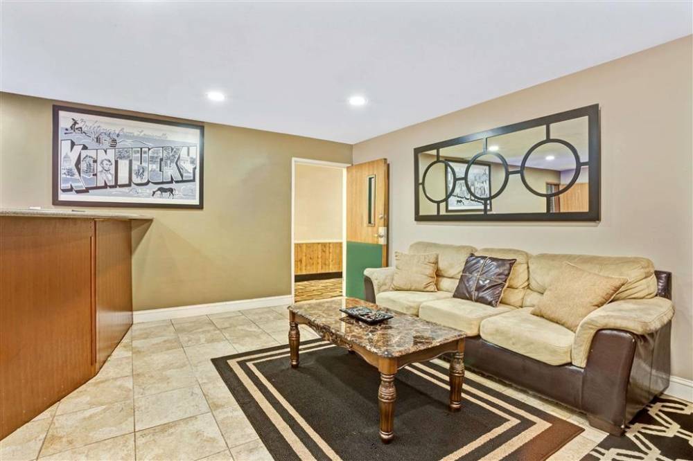 Super 8 By Wyndham Louisville Airport 2
