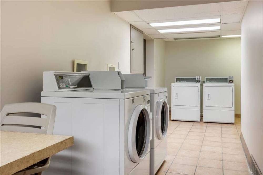 Super 8 By Wyndham Macleod Trail Calgary 2