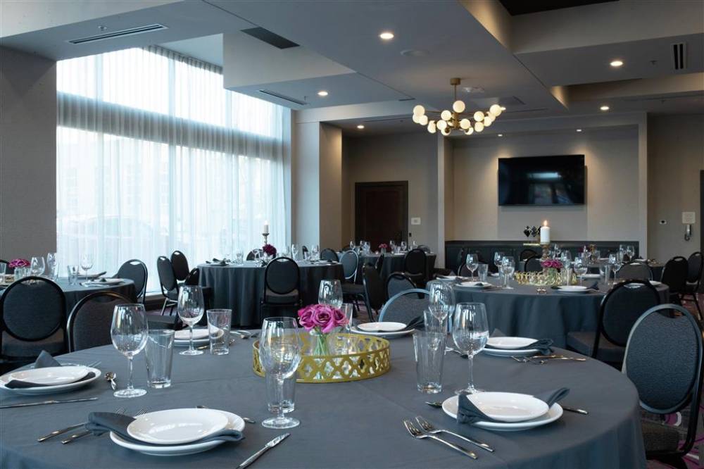 The Axis Moline Hotel  Tapestry Collection By Hilton 2