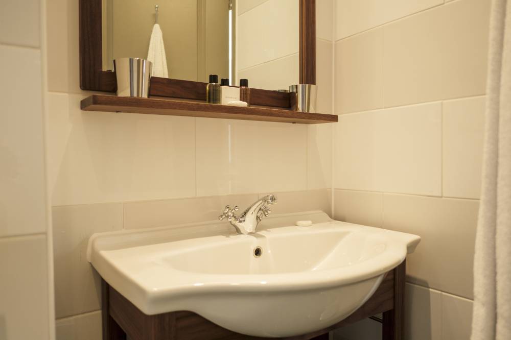 Bathroom (1).jpg