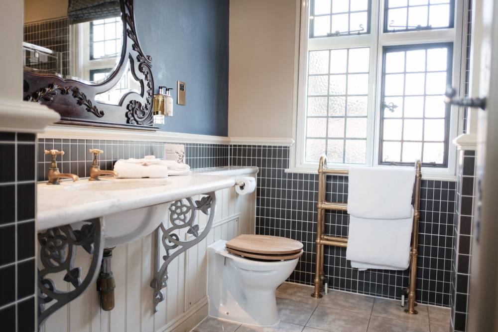 Anne Boleyn Superior Suite Bathroom
