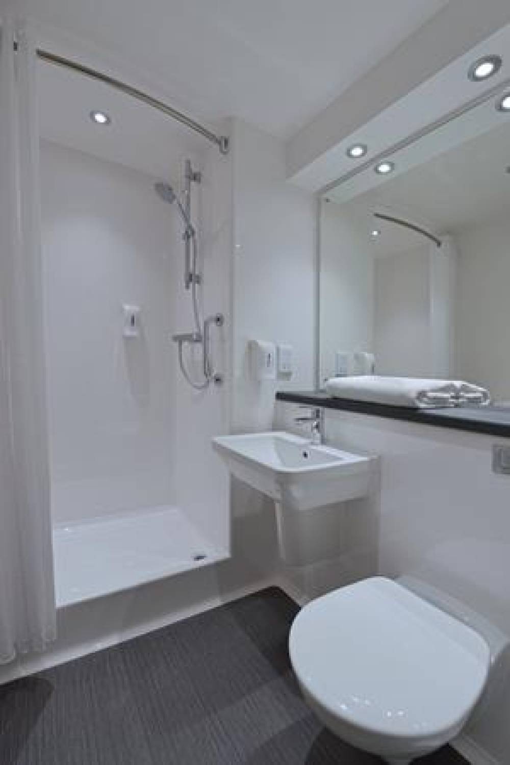 Travelodge Walton On Thames Central 6