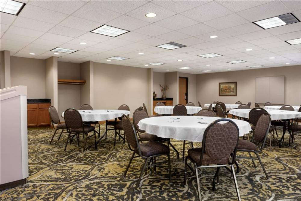 Wingate By Wyndham Bentonville Airport 2