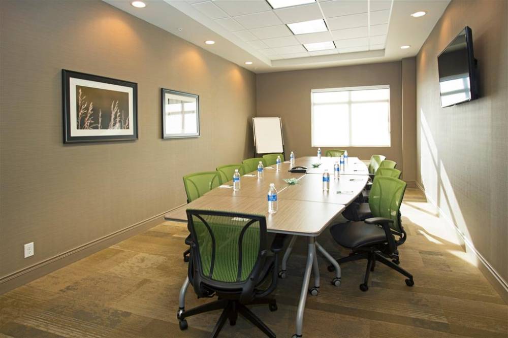 Wingate By Wyndham Calgary Airport 2
