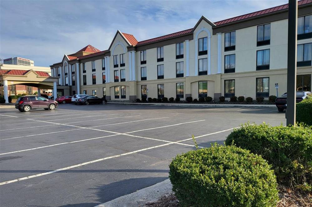 Wingate By Wyndham Greensboro/coliseum